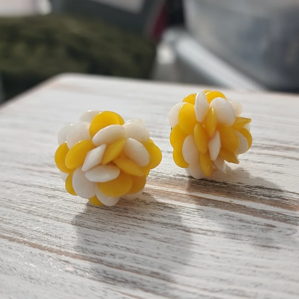 Vintage signed Hong Kong cluster earrings - Picture 3 of 5